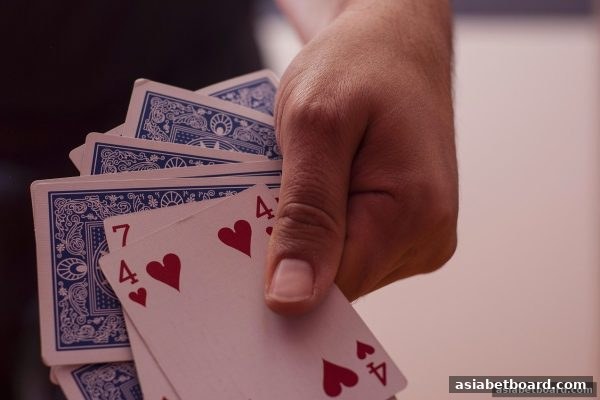 德州扑克与骰宝情绪管理指南：亚洲博彩论坛教你掌控游戏心态