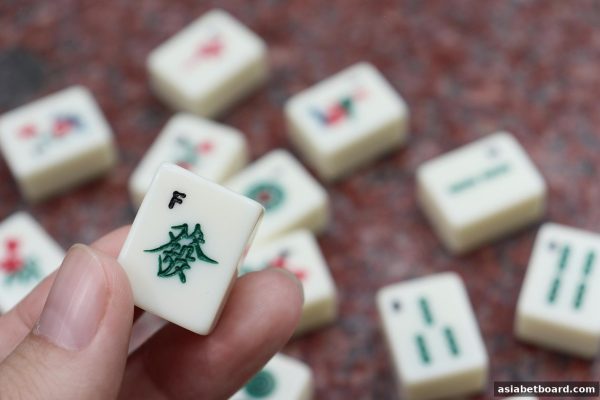 亚洲博彩论坛深度解析：欧冠直播场景下牛牛游戏的起手牌制胜法则