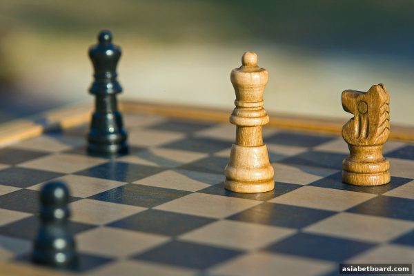 亚洲博彩论坛深度解析：牌桌心理战如何左右胜负？从心态管理到电竞投注的进阶指南